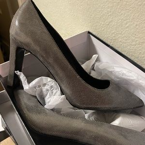 Leather nNine West pumps. Pewter or gunmetal gray. GOREOUS.